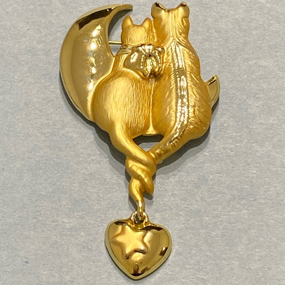 Jewelry - VINTAGE 1980’S AJC CATTAILS GOLD TONE BROOCH WITH DANGLE HEART CHARM